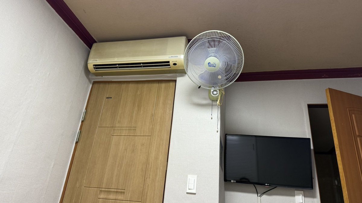 PnofN's tweet photo. 오늘도 3만5천원짜리 모텔. 좀처럼 마시지 않는 술을 많이도 마셨네. 그래도 하나도 취하지 않음. https://t.co/A5MPpOqhC1