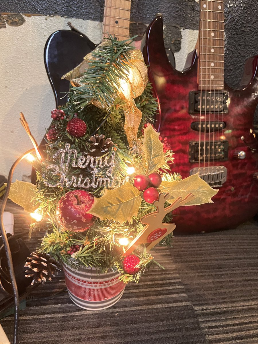 少し早めにクリスマスの飾り付けをしました🌲

ビリヤード🎱ダーツ🎯すぐにご案内できます！

本日も朝までお待ちしております✨