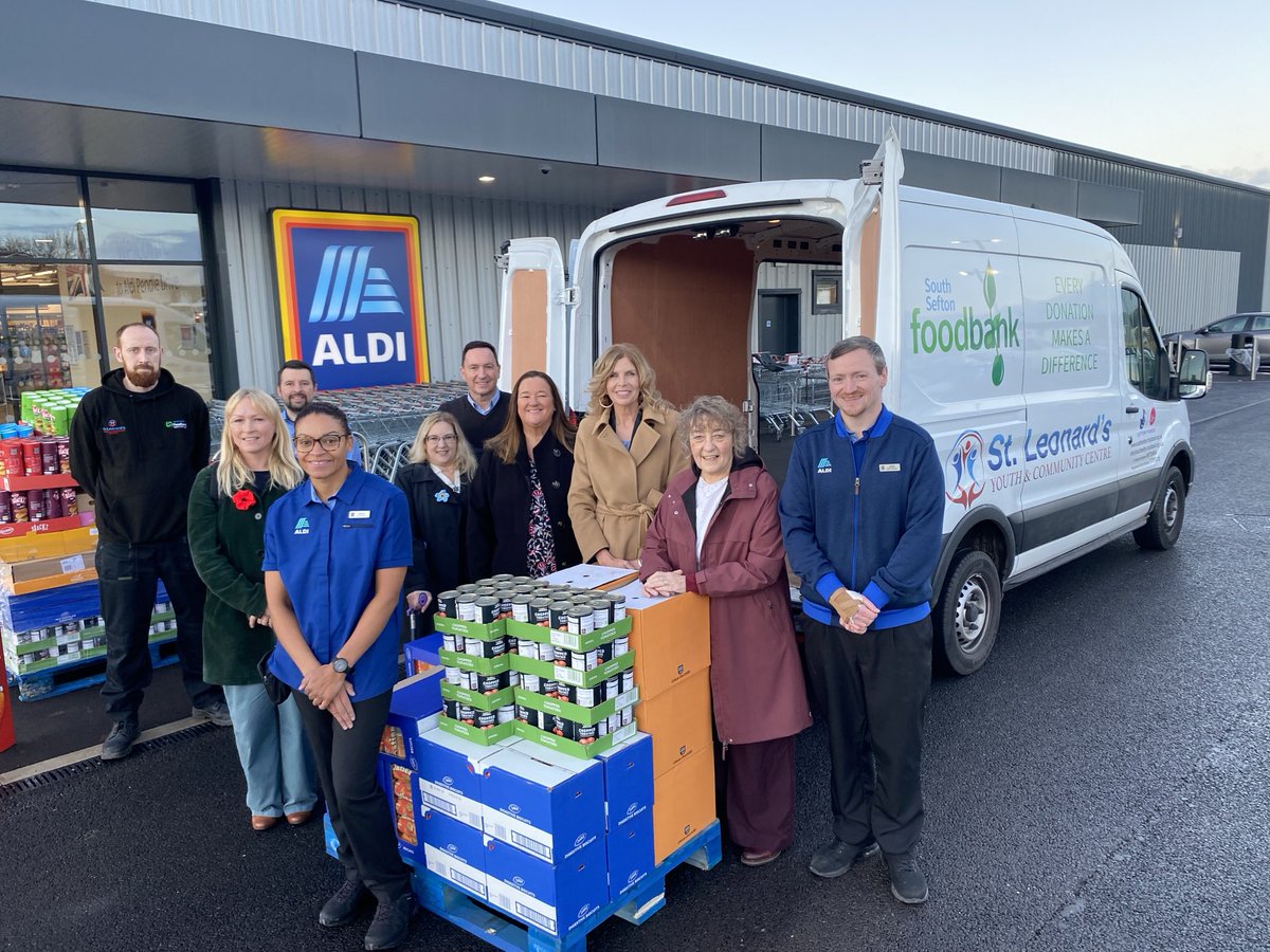 At opening of the new Aldi on Pendle Drive. 40 new jobs for local people recruited via the council’s Sefton at Work service. A real improvement in access to healthy food for local residents. Labour investing in our communities ⁦<a href="/CllrIanMoncur/">Cllr Ian Moncur</a>⁩ ⁦<a href="/Paulett54122148/">Paulette Lappin</a>⁩