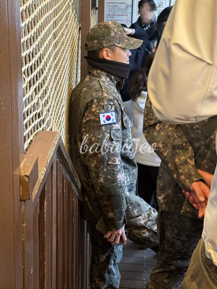 아니 ㅁㅊ 저기 티익스 대기줄인데
군복입고 놀이기구 탑승 대기 << 실화
