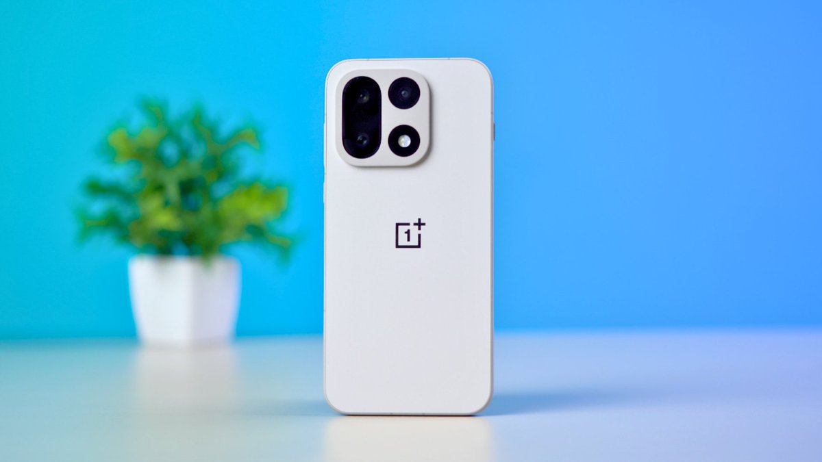 adhanajr's tweet photo. OnePlus 15 is here - India’s first with Snapdragon 8 Elite Gen 5, 7300mAh battery, new gaming architecture, 165FPS gaming, DetailMax engine - all classic flagship stuff, BUT with a few important catches.

Read my full review to know!

https://t.co/Txy6rnjC99

#OnePlus15 #oneplus https://t.co/EZN2O8fa1I