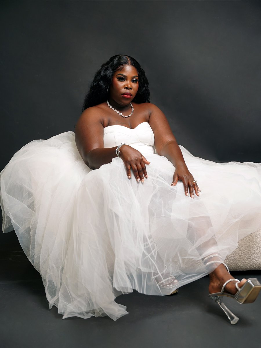 TransitionsByJ's tweet image. Grace draped in strength, Softness that commands the room
.
.
.
#transitionsbyjohnpoon #ohiophotographer #clevelandphotographer #columbusphotographer #toledophotographer #portraitphotographer