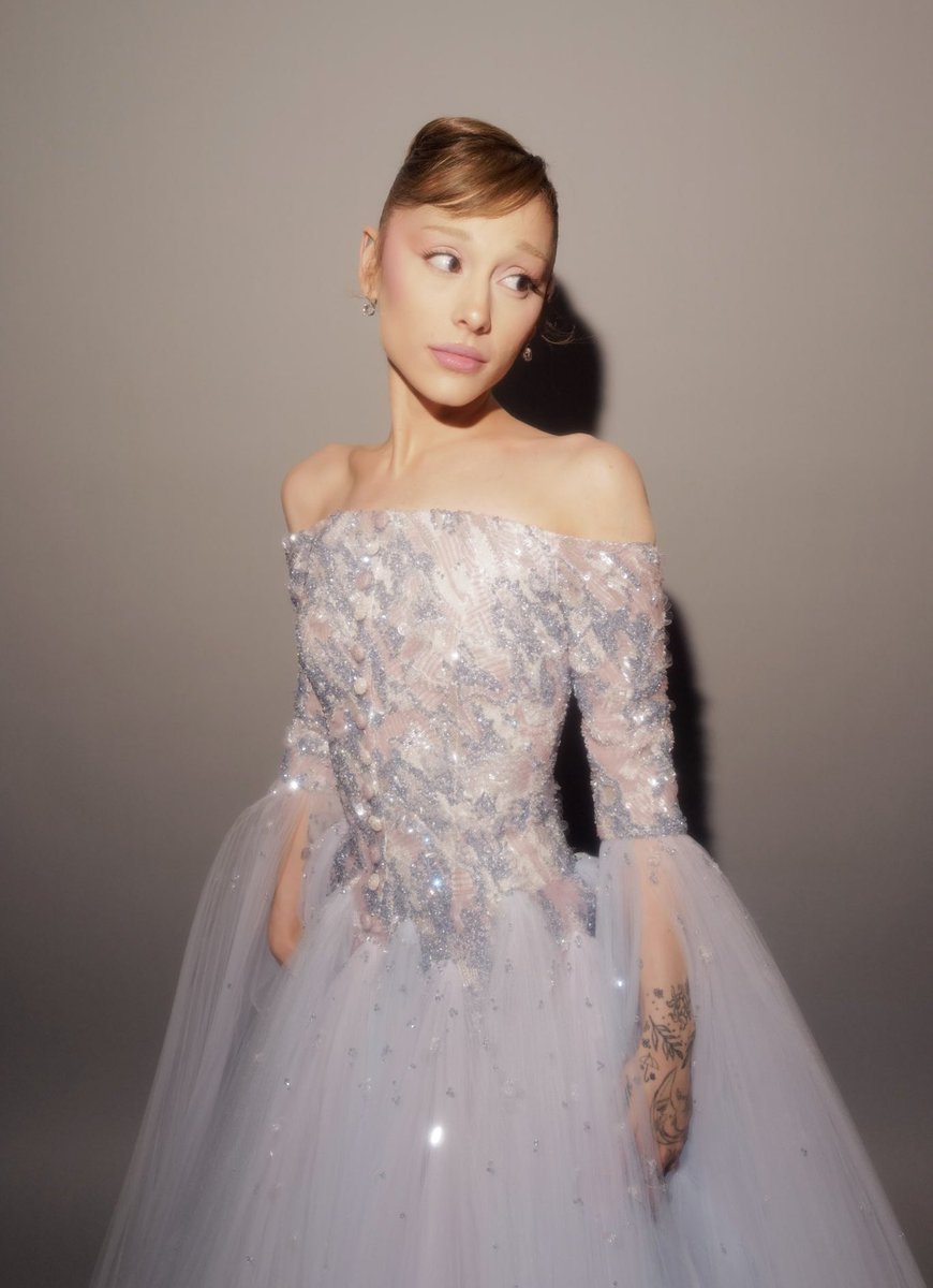 infoari's tweet photo. ARIANA GRANDE https://t.co/leN3ZZDFyq