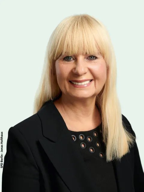 Das ist Iris Spranger.
Sie ist seit 2021 Innensenatorin von Berlin und damit für die Polizei in unserer Hauptstadt zuständig.
Die Polizei hat heute erneut zugelassen, dass das Brandenburger Tor ungeschützt missbraucht werden konnte.
Anständig wäre der Rücktritt von Iris Spranger!