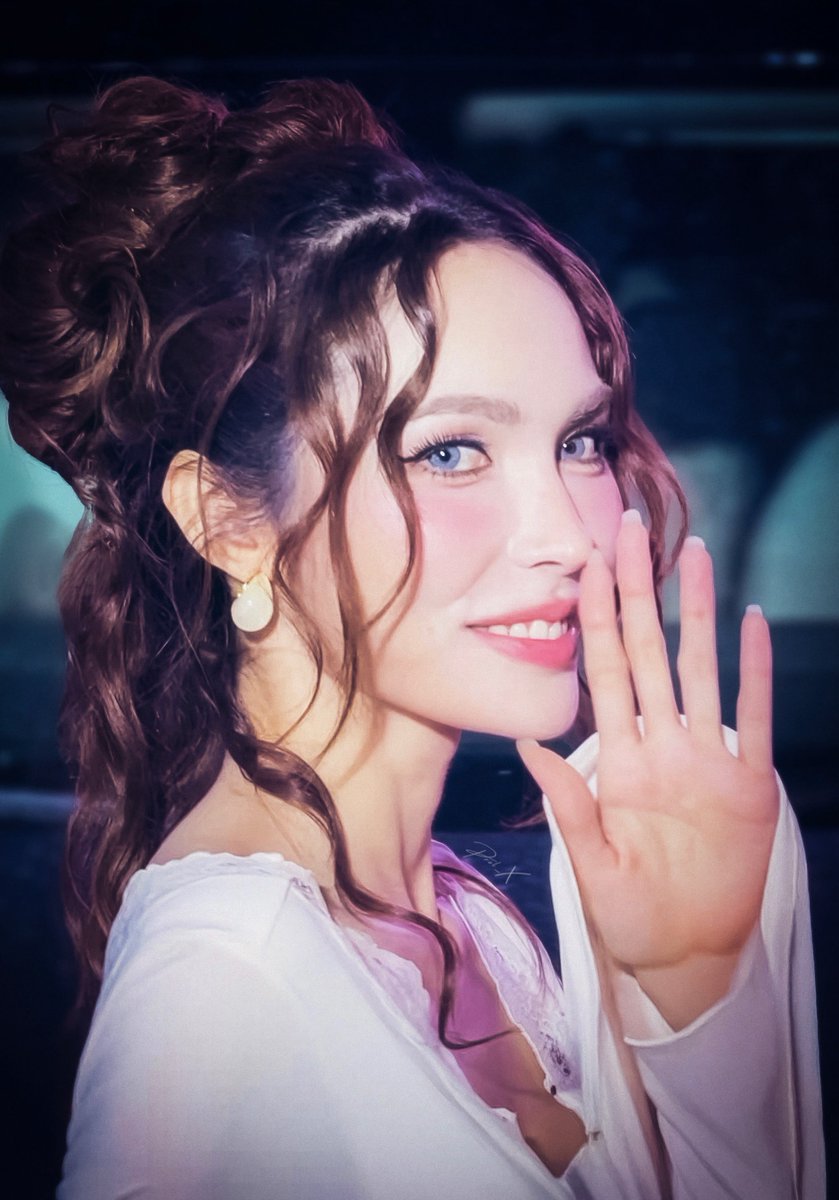 prol_x's tweet image. No way in hell is she wearing blue contacts, I’ve prayed for times like these!

THEATRE EFW2025 X CL 
#CHARLOTTExEFW2025