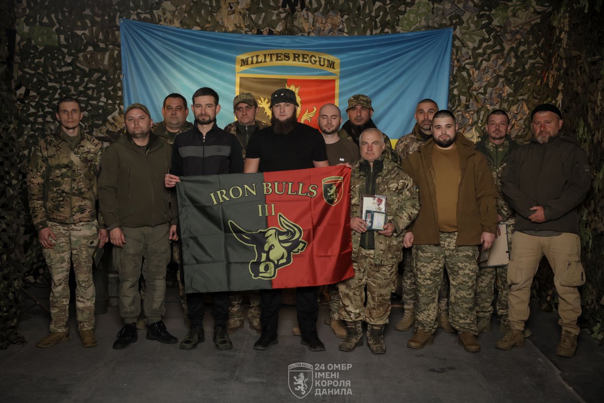 Нагородження воїнів.

Бійці 3 механізованого батальону 24 ОМБр отримали бригадні та відомчі нагороди.

Ці військовослужбовці відзначаються за оборону Часового Яру, де вони відбивають штурми ворога, палять російську піхоту і техніку.

Служимо українському народові! Слава Україні!