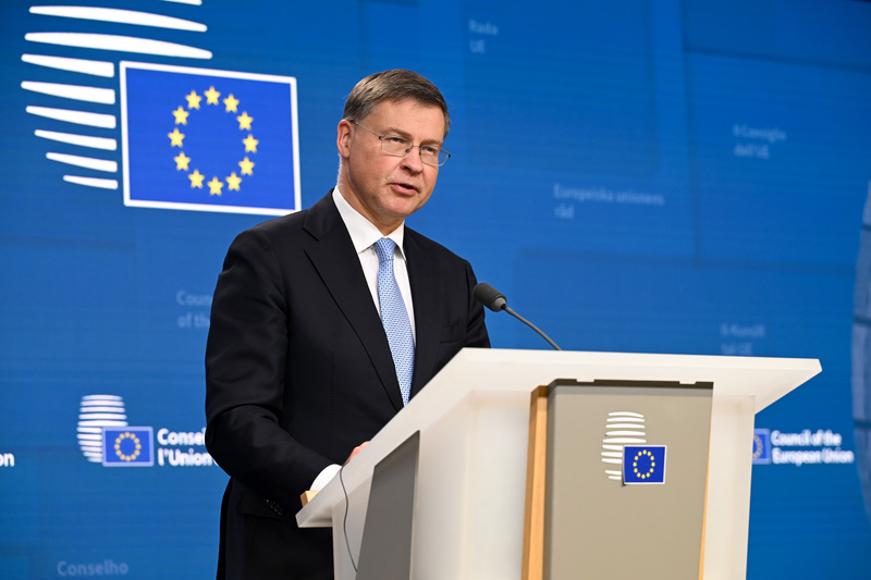 VDombrovskis's tweet image. Productive #ECOFIN meeting today, focused on:

🇪🇺🇺🇦 supporting Ukraine,
✂️ delivering simplification,
📈 and implementing the Recovery and Resilience Facility

My press remarks ➡️ link.europa.eu/wFcfdw