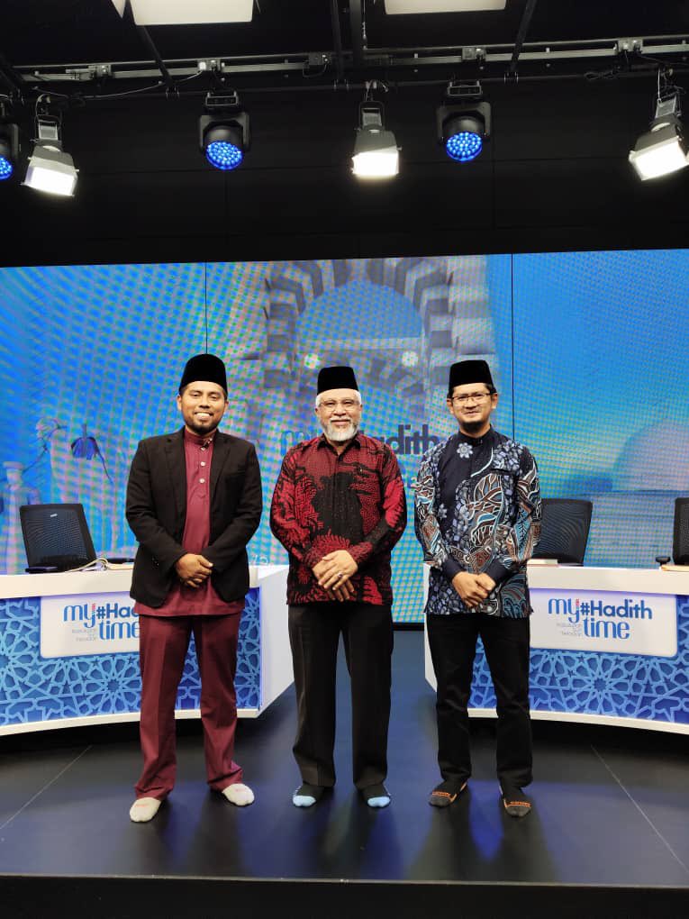 myhadithtime's tweet image. Alhamdulillah selesai rakaman My #HadithTime 2.0 episod istimewa bersama panel jemputan, Haji Hushim Haji Salleh.

Banyak isu-isu hangat yang dibincangkan berkaitan rumah tangga

Saksikan siarannya pada 5 Disember nanti insyaallah.

#rasulullahsuriteladan