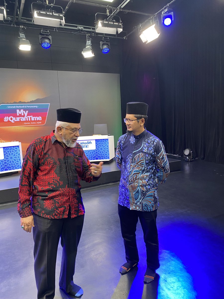 myhadithtime's tweet image. Alhamdulillah selesai rakaman My #HadithTime 2.0 episod istimewa bersama panel jemputan, Haji Hushim Haji Salleh.

Banyak isu-isu hangat yang dibincangkan berkaitan rumah tangga

Saksikan siarannya pada 5 Disember nanti insyaallah.

#rasulullahsuriteladan