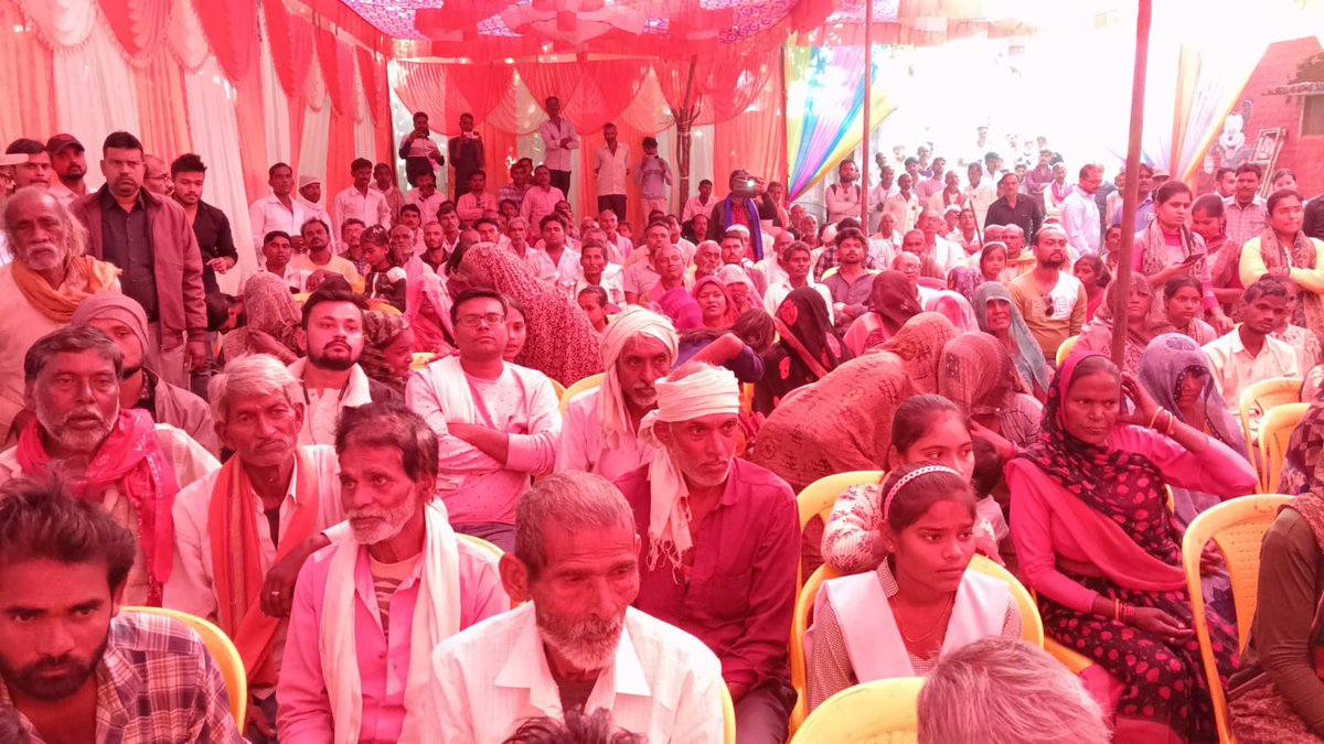 केंद्र सरकार एवं राज्य सरकार द्वारा संचालित विभिन्न जनकल्याणकारी योजनाओ एवं लाभार्थी परक योजनाओं का लाभ जन सामान्य तक पहुंचाने तथा विभिन्न विकास एवं राजस्व कार्यो को समयबद्ध रूप से संपादित कराए जाने के उद्देश्य से तहसील कुलपहाड़ के ग्रा.पं. लाडपुर में आज ग्राम चौपाल का आयोजन