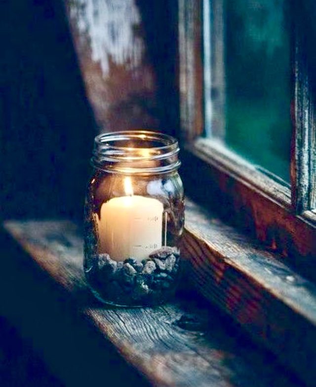 ••••••

Zaman Açık bırakılmış bir çeşme gibi.
Ve bugün de bitti !

Mutlu Akşamlar ☕️🌃