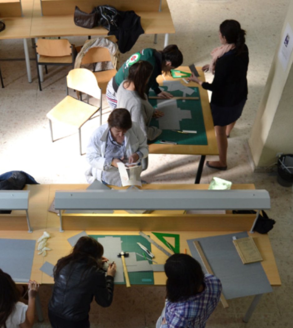 El alumnado del Bachillerato de Artes elaboró 270 cajas de conservación para los libros de la biblioteca. Una práctica donde la transferencia de conocimiento universitario se convierte en experiencia real de conservación y enseñanza.