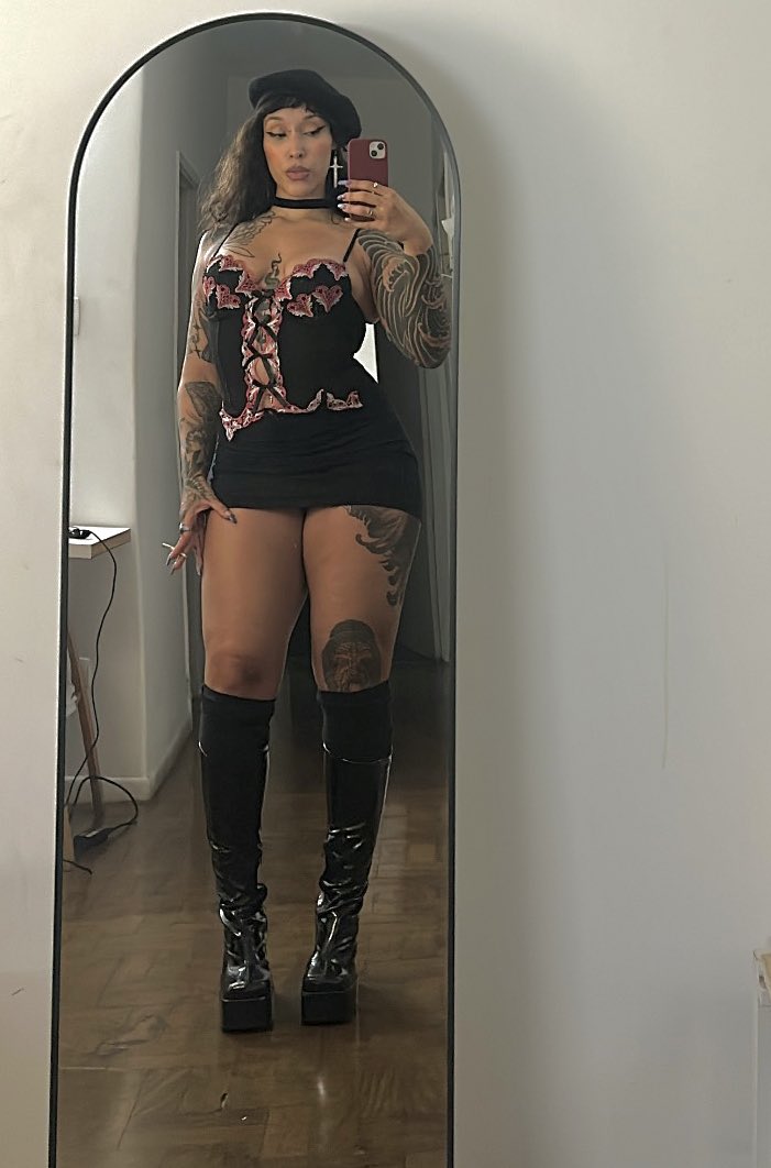 satanatita's tweet image. 4 últimos lookinhos q usei 💋