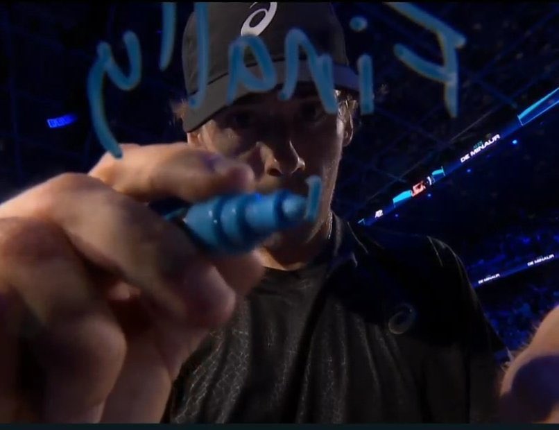 TheTennisLetter's tweet image. Alex de Minaur signs the camera after beating Taylor Fritz to get his first win at the ATP Finals in Turin:

“Finally 😃”