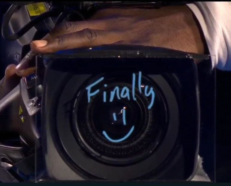 TheTennisLetter's tweet image. Alex de Minaur signs the camera after beating Taylor Fritz to get his first win at the ATP Finals in Turin:

“Finally 😃”