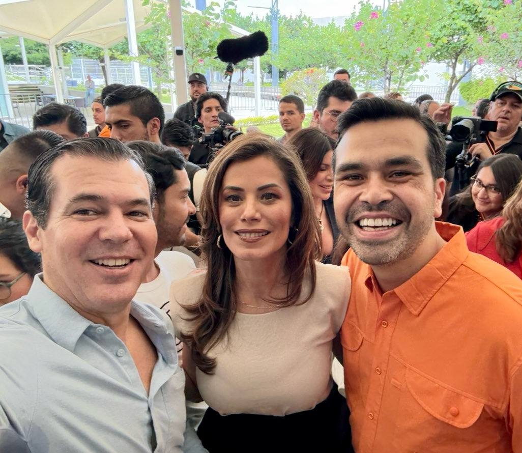 ¡Muchas Felicidades por un año más de vida querida <a href="/VeroDelgadilloG/">Verónica Delgadillo</a>! Que sea un gran año y venga lo mejor, abrazo