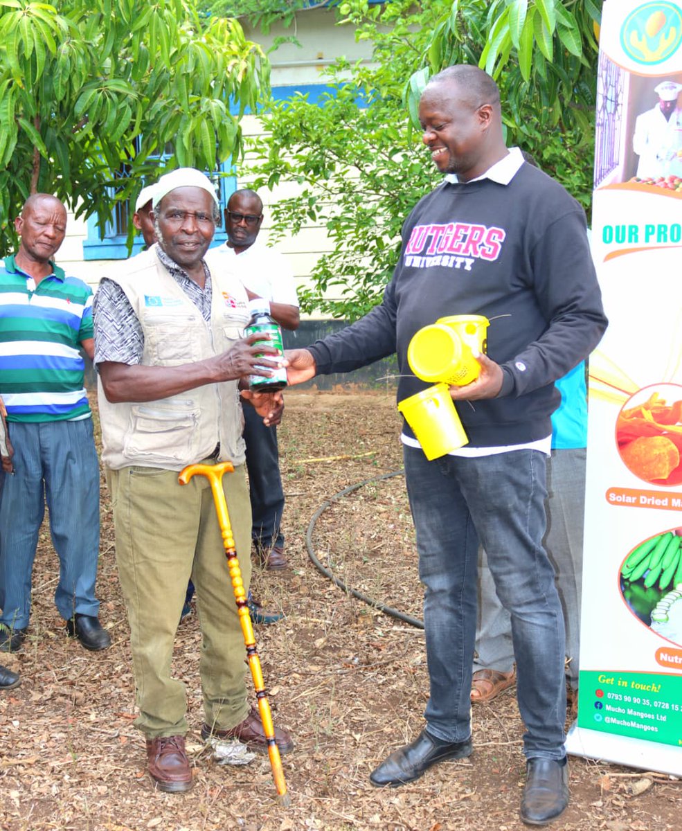 DidasMzirai's tweet photo. At @MuchoMangoes, we don't just train farmers. We support them in their production!
We thank students from @RutgersU New Brunswick and Prof. Dr. Ronald Quincy for their support which enabled the implementation of this farmers training and support initiative in Taveta, Kenya. https://t.co/36xGSZAgoR