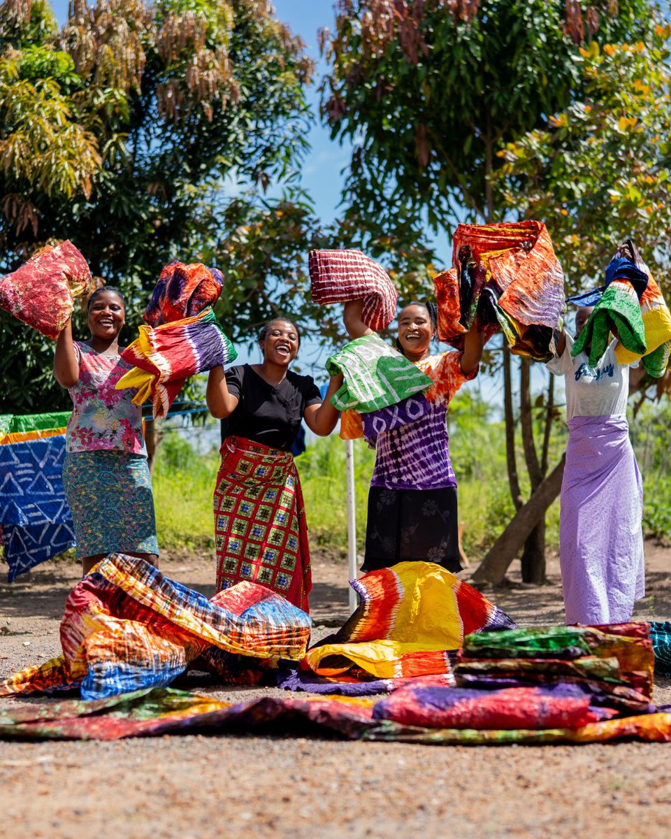 pihsierraleone's tweet image. Empowering women in Kono with creativity &amp;amp; skills!
50 women have completed a two-month Gara tie-dyeing training, mastering the traditional art of fabric design. This training provides a valuable livelihood skill that #empowers participants to start their own small businesses.