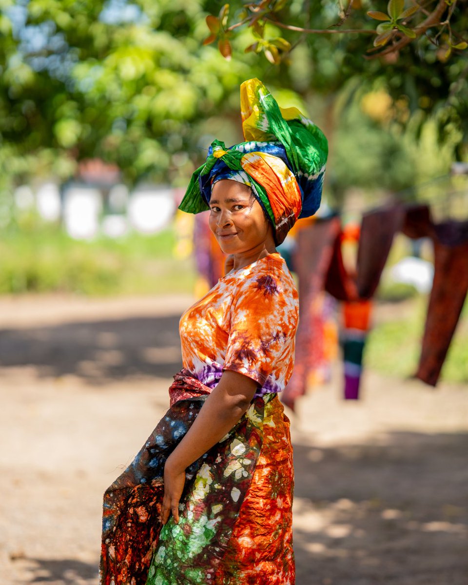 pihsierraleone's tweet image. Empowering women in Kono with creativity &amp;amp; skills!
50 women have completed a two-month Gara tie-dyeing training, mastering the traditional art of fabric design. This training provides a valuable livelihood skill that #empowers participants to start their own small businesses.