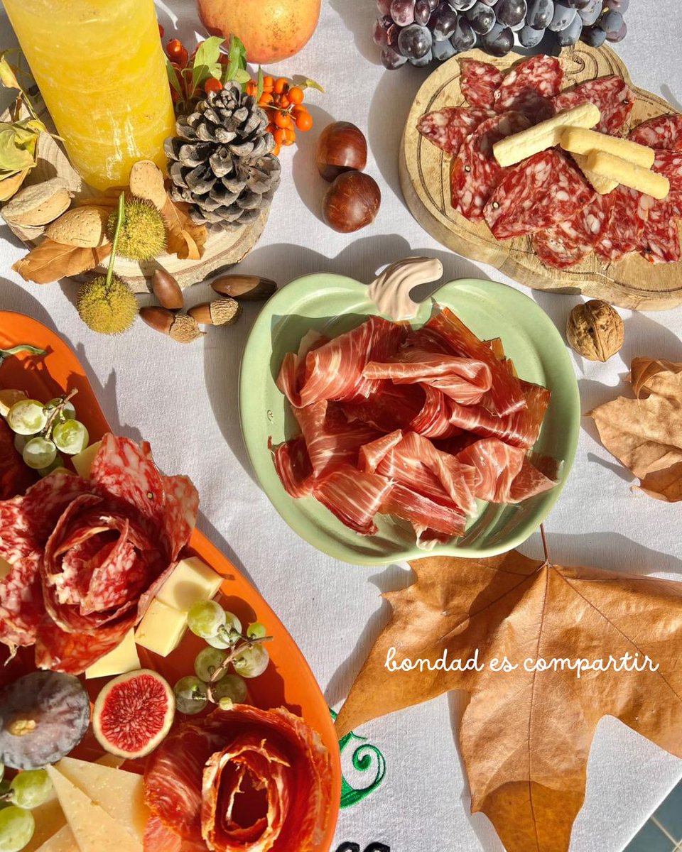 ChacinasS's tweet photo. Bondad es abrir la mesa, repartir sonrisas y dejar que todos prueben el jamón 😋
Porque el sabor se multiplica cuando se comparte.
🍂 #DíaMundialDeLaBondad https://t.co/TA5Uaou6u7