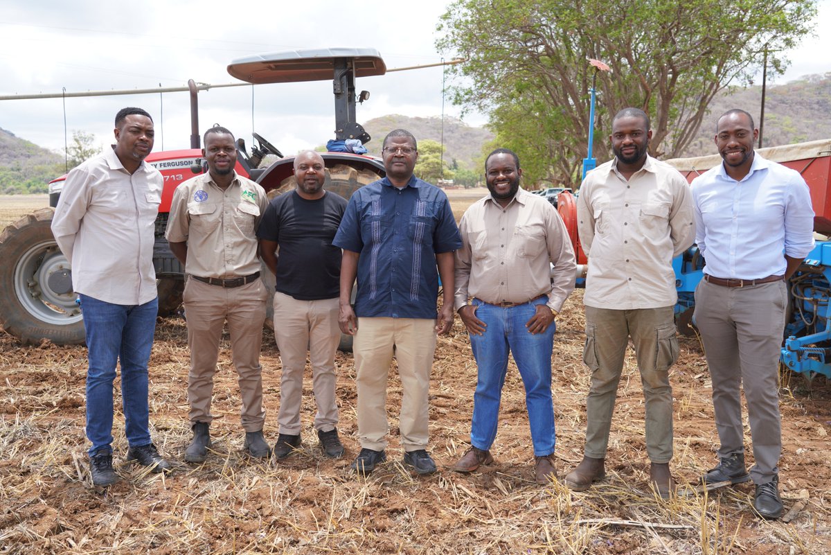 FAOZimbabwe's tweet photo. 🌾 Partnerships in action!
Today @AfDB_Group Executive Director (Southern Africa Group II) visited #FAO-supported food security projects under the #ZEFPP project in Zimbabwe, where innovative financing is transforming farming livelihoods.
#FeedAfrica #SDGs https://t.co/4VAJczOBoc
