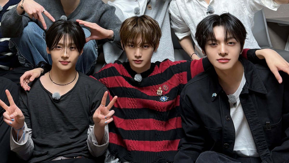 ZvqnhBipK9jo8's tweet photo. 조우안신←이분눈빛봐제발
양팔에 형1나씩거느리고 중국폭군얼굴하고잇는거 너무무서워 아 권력느껴져.. 무릎빨리꿇어야돼 https://t.co/rAZfJomnNb