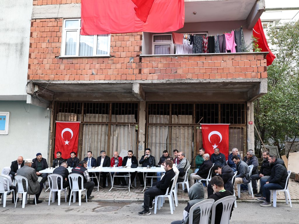 Kahraman şehidimiz, Osmaniye Trafik Tescil ve Denetleme Şube Müdürlüğü’nde görev yapan Çekmeköylü hemşehrimiz Polis Memuru Faruk Şahin’in ailesine taziye ziyaretinde bulunduk.

Acılı ailesine ve yakınlarına, tüm Çekmeköylüler adına sabır ve başsağlığı dileklerimizi ilettik.