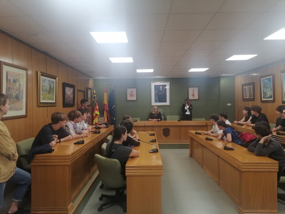 Edutilia's tweet image. Movilidad #ErasmusPlus Přírodní škola con el #IESAzorín Visita institucional al Ayuntamiento de #Petrer @sepiegob