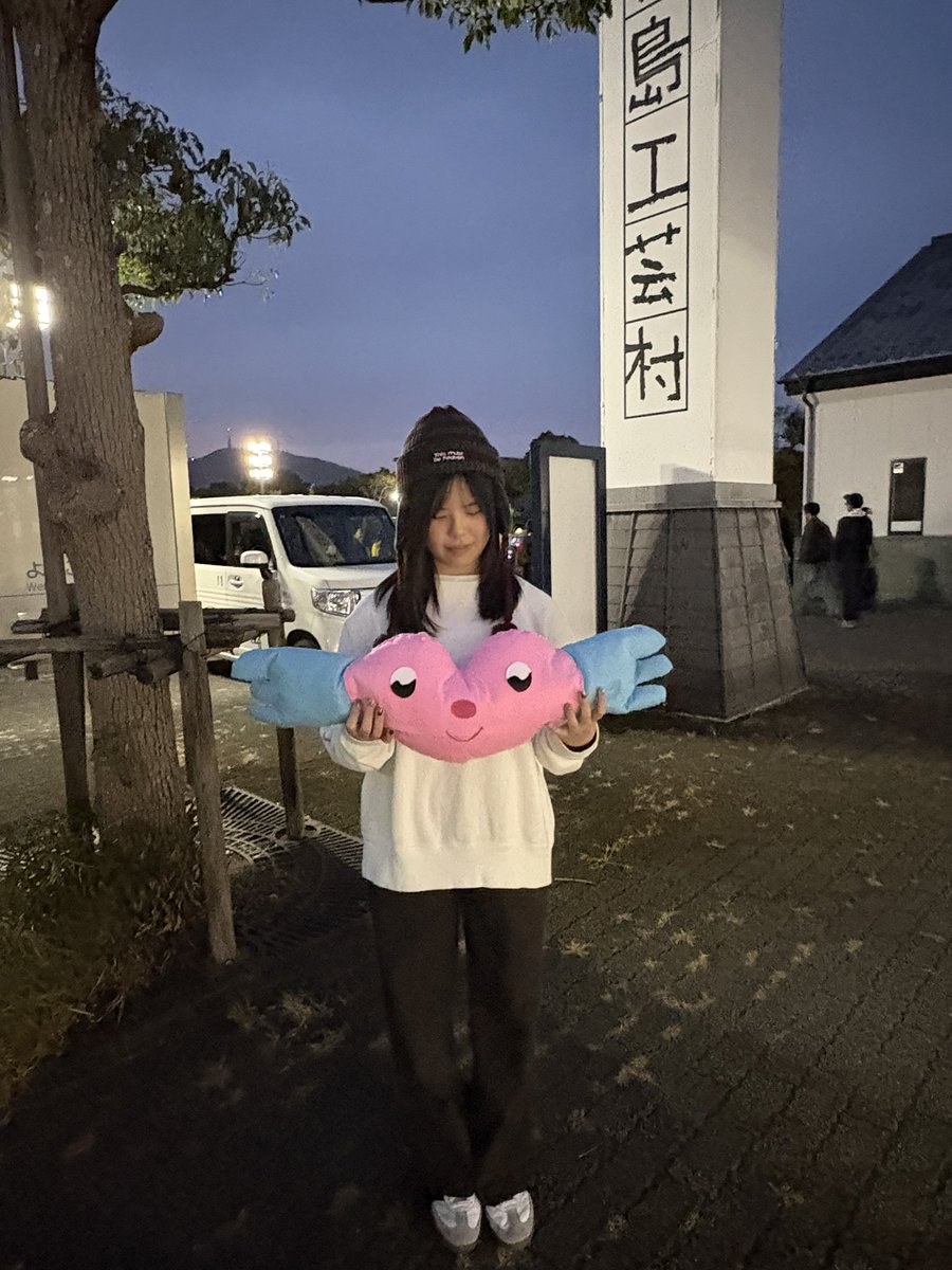 aim_aya13's tweet photo. 初めて四国に上陸！
あいみょんに色々な場所に連れて行ってもらっていて感謝だよ
ライブ中に言ってる人がいたけど、本当にいつもありがとう🩷
念願の帽子、3時間並んでようやくゲット！
手作りビーベルちゃん、あいみょんに届け
帰りには徳島キャラクター？お揃いを捕獲🫡@aimyonGtter @AimyongStaff https://t.co/VxcxgiNRod