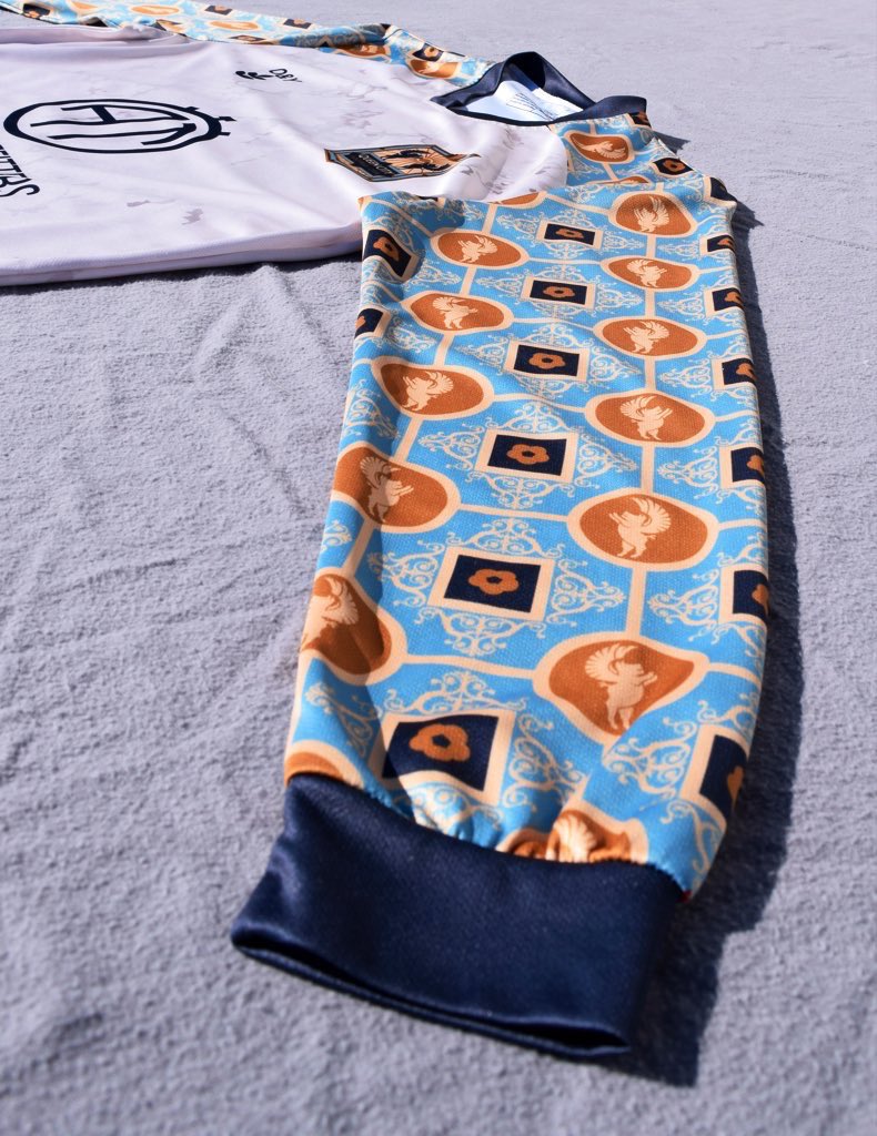 Fall-spring schedule can only mean one thing. Long sleeves.