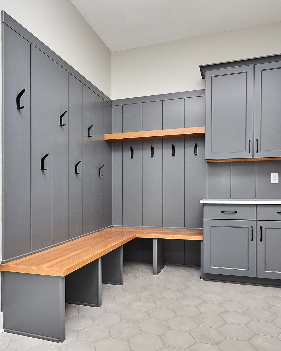 WildernessInc1's tweet image. 👟 Tip: Tiered shoe racks or pull-out drawers keep floors clear and make mornings easier. Want more tips?
📖 Read our full article: buildwci.com/learn/mudroom-…
#AnnArborHomes #ResidentialContractorsAnnArbor #SmallSpaceHacks #HomeTips