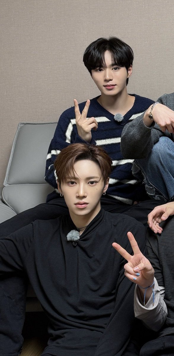 i mean… just look at arno between junseo’s thighs?? 😭😭 haoseoville we cheer 🎉

#준서 #JUNSEO #아르노 #ARNO
#ALD1 #알파드라이브원 #ALPHADRIVEONE