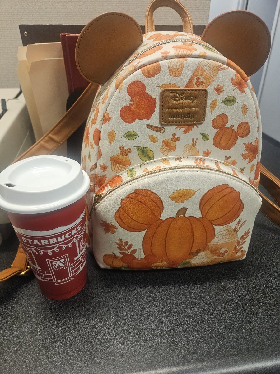 Mally_ChiHawks's tweet photo. Happy #redcupday ❤️☕️ https://t.co/Xff0bw9JP5