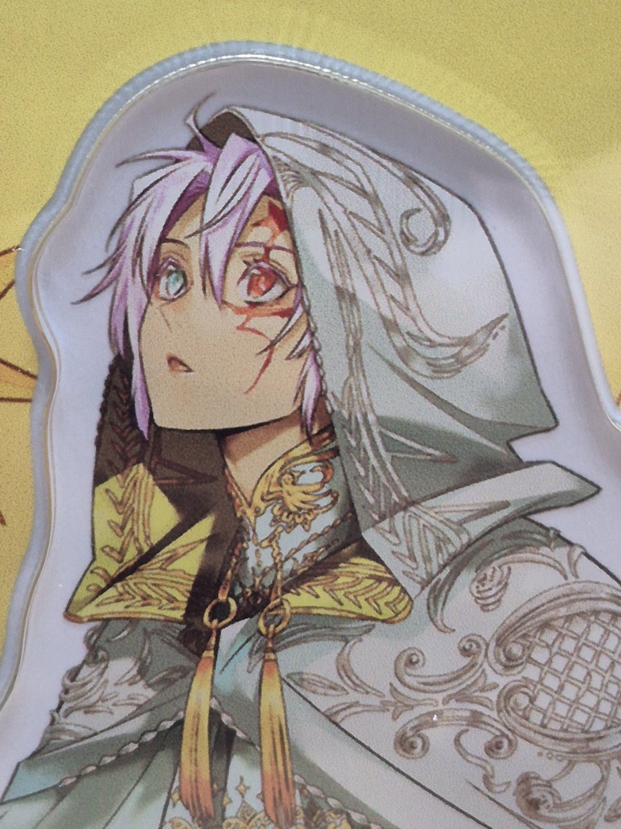 알렌 아크릴이 왔는데 생각보다 크고 역시.. 고화질로 눈 앞에 있으니 더 예쁘긴하다