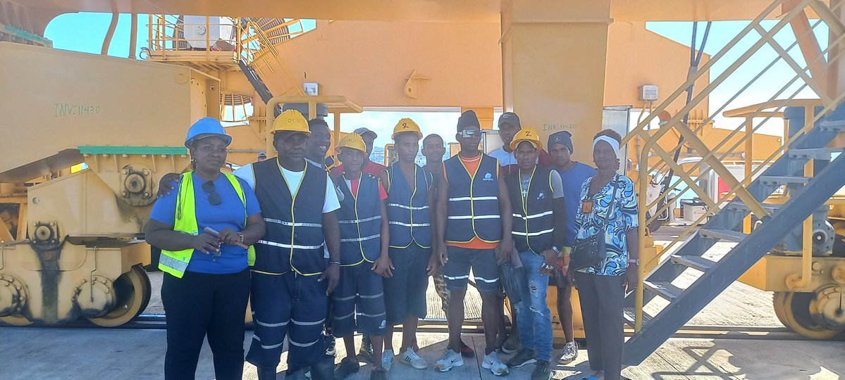 Serpo1406's tweet image. Frente al complejo escenario de adversidades tras el paso del huracán Melissa, se destaca la dedicación y esfuerzo de nuestros trabajadores, durante las operaciones de descarga de los buques atracados. 
¡Ejemplo de vocación, entrega  y trabajo en equipo!
#gemar
#MITRANS