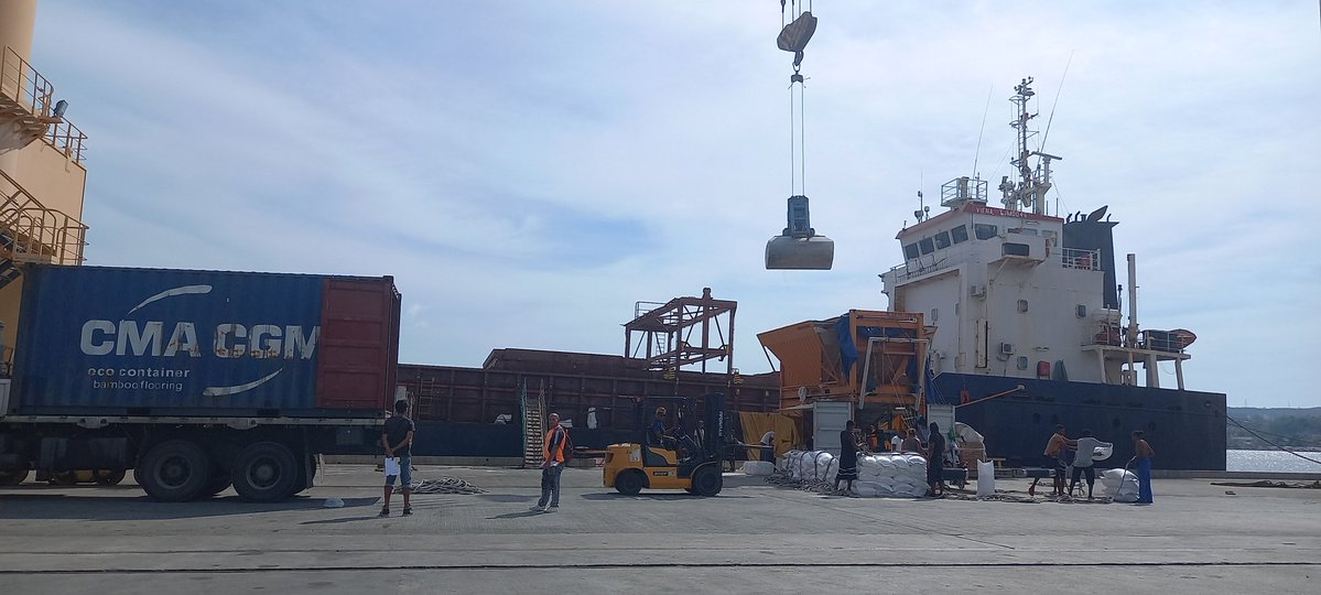 Serpo1406's tweet image. Frente al complejo escenario de adversidades tras el paso del huracán Melissa, se destaca la dedicación y esfuerzo de nuestros trabajadores, durante las operaciones de descarga de los buques atracados. 
¡Ejemplo de vocación, entrega  y trabajo en equipo!
#gemar
#MITRANS