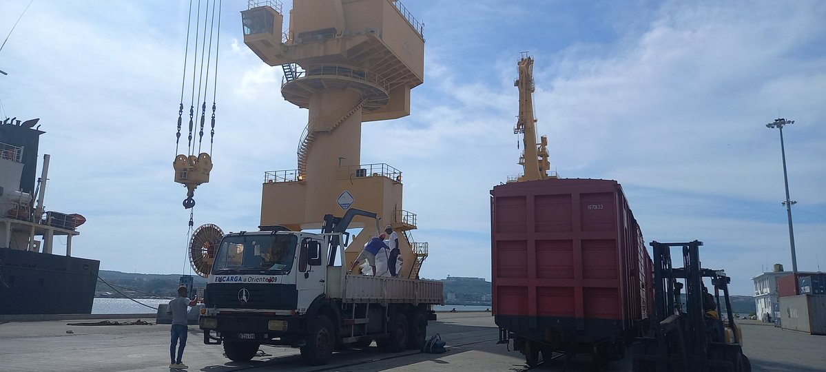 Serpo1406's tweet image. Frente al complejo escenario de adversidades tras el paso del huracán Melissa, se destaca la dedicación y esfuerzo de nuestros trabajadores, durante las operaciones de descarga de los buques atracados. 
¡Ejemplo de vocación, entrega  y trabajo en equipo!
#gemar
#MITRANS