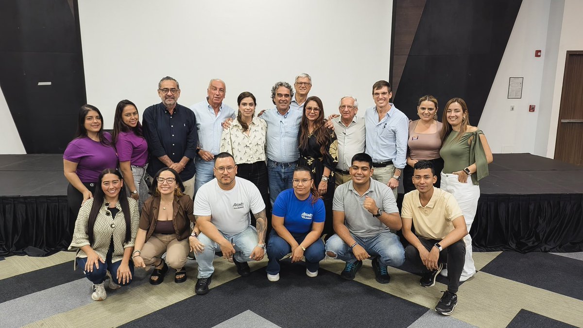 sergio_fajardo's tweet image. Bucaramanga y Santander están listos para salir #adelante.

En Bucaramanga compartimos con: estudiantes, jóvenes, voluntarios, adultos, medios de comunicación, empresarios, trabajadores de la salud, entre otros.

Junto a @JenniferPedraz cerramos en el Hotel Holiday Inn una…