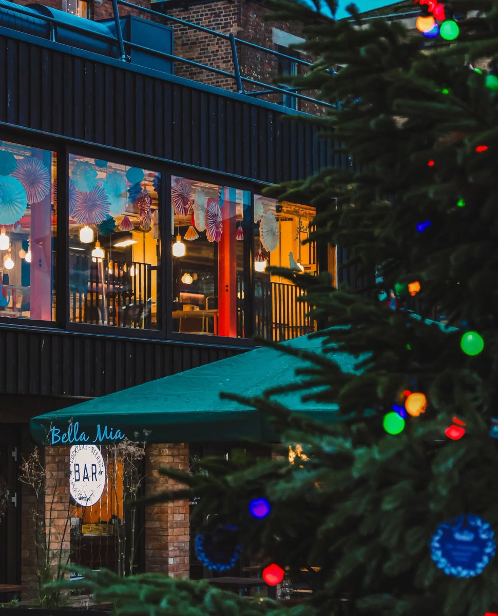 GloucesterBID's tweet photo. TONIGHT 🎅✨ who's coming down for the Christmas Switch On? 🤩

📍 Quayside, @GlosFoodDock 
🗓️ Thurs 13th Nov
✨ 5-7pm
🌟 Countdown at 6pm!

Meet Father Christmas, grab a hot choc and join the team as they officially Switch On the Docks Christmas Tree and illuminations! 🎄 https://t.co/Lj6VrAkbUQ