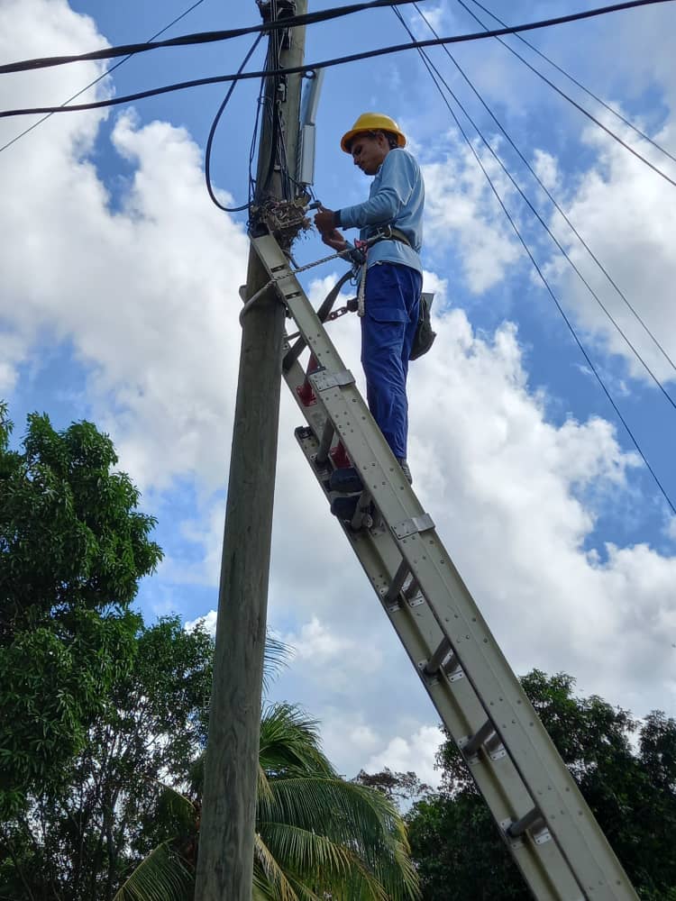 Continúan en Holguín, la brigada de apoyo de <a href="/EtecsaMatanzas/">Comunicador ETECSA Matanzas</a>  en las labores de recuperación de los servicios afectados.
#EtecsaConCuba 
#MatancerosEnVictoria