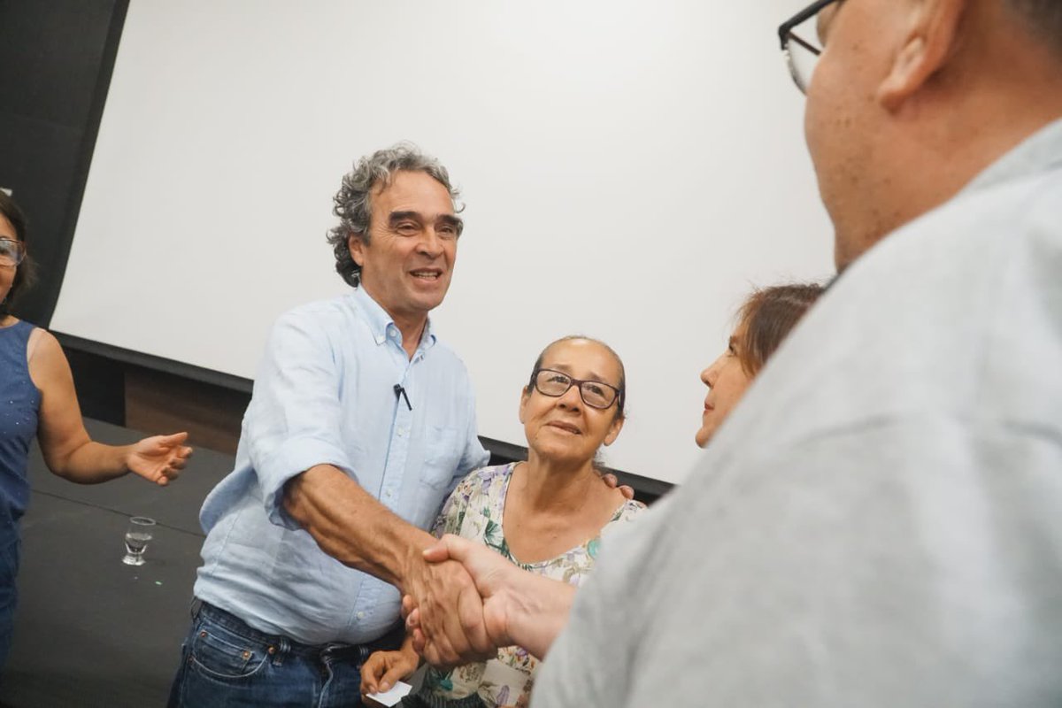 sergio_fajardo's tweet image. Me llevo de Santander muy buenas conversaciones, muy buenas ideas, muy buenas propuestas y algunas inquietudes interesantes.

La gira #ColombiaAdelante no se detiene, queremos conocer las preocupaciones de todo el país y las propuestas que tienen en cada territorio.