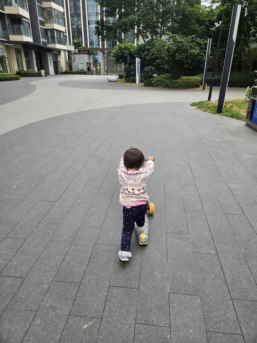 葫芦娃1岁半会玩scooter了。 葫芦娃真是满足了爸爸所有对mia姐姐的遗憾。谢谢你宝贝。