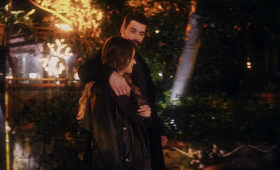 Asmasm11220's tweet image. الذكريات الحلوة ما تموت، هي تختبئ بس ترجع وقت الحنين