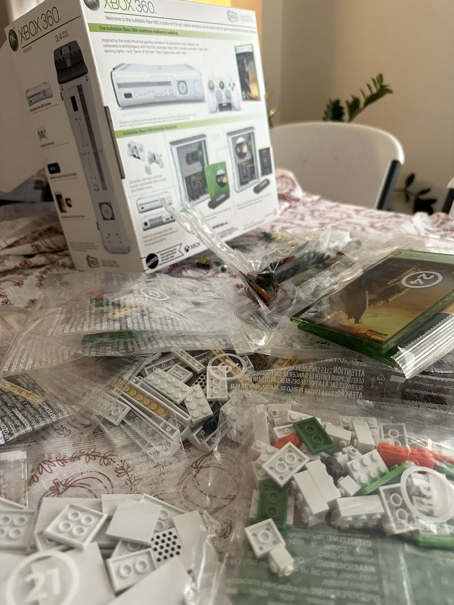 dakotamorgan3's tweet image. When I was visiting some of the boys, of course we started to build the #MegaBlocks #Xbox 360😂