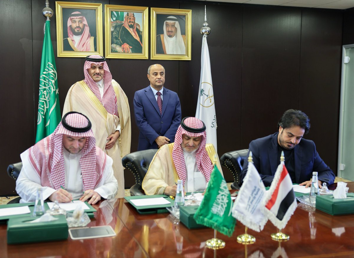 SaudiDRPY's tweet photo. وُقِعت اليوم مذكرة تفاهم بين #البرنامج_السعودي_لتنمية_وإعمار_اليمن ووزارة الكهرباء والطاقة في #اليمن، وشركة الخليج العالمية للطاقة الكهربائية، بحضور دولة رئيس الوزراء سالم بن بريك @SalimBinBuriek والمشرف العام على ال��رنامج السفير محمد بن سعيد آل جابر، تهدف المذكرة إلى تنفيذ مشاريع تنموية في مجال #الطاقة الكهربائية، وتوفير منشآت لمحطات استراتيجية في #عدن و #المكلا و #سيئون و #تعز، بقدرة إنتاجية تصل إلى 300 ميجا كمرحلة أولى، وتحسين خدمات الكهرباء والبنية التحتية، ورفع جودة الخدمات المقدمة للأشقاء اليمنيين، ودعم الإصلاحات الاقتصادية، كما تتضمن جوانب مهمة مثل التدريب، والاستدامة.