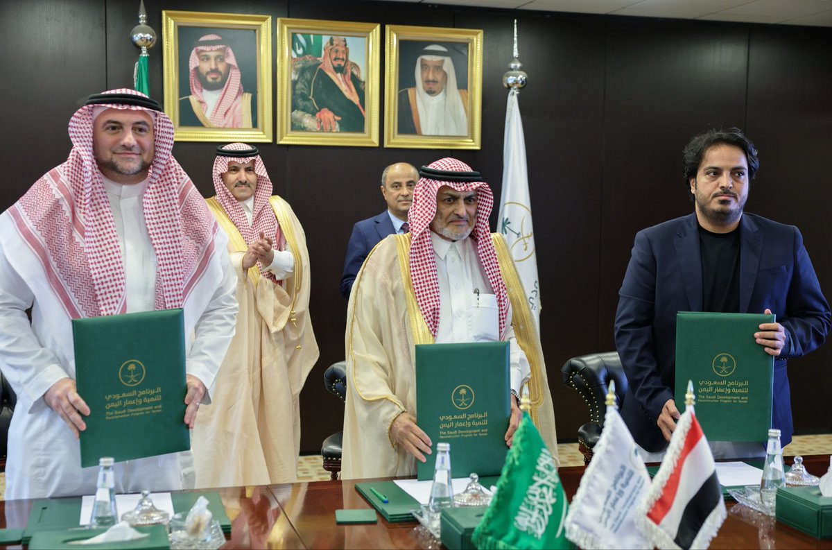 وُقِعت اليوم مذكرة تفاهم بين #البرنامج_السعودي_لتنمية_وإعمار_اليمن ووزارة الكهرباء والطاقة في #اليمن، وشركة الخليج العالمية للطاقة الكهربائية، بحضور دولة رئيس الوزراء سالم بن بريك <a href="/SalimBinBuriek/">سالم صالح بن بريك - Salim Saleh BinBuriek</a> والمشرف العام على البرنامج السفير محمد بن سعيد آل جابر، تهدف المذكرة إلى تنفيذ