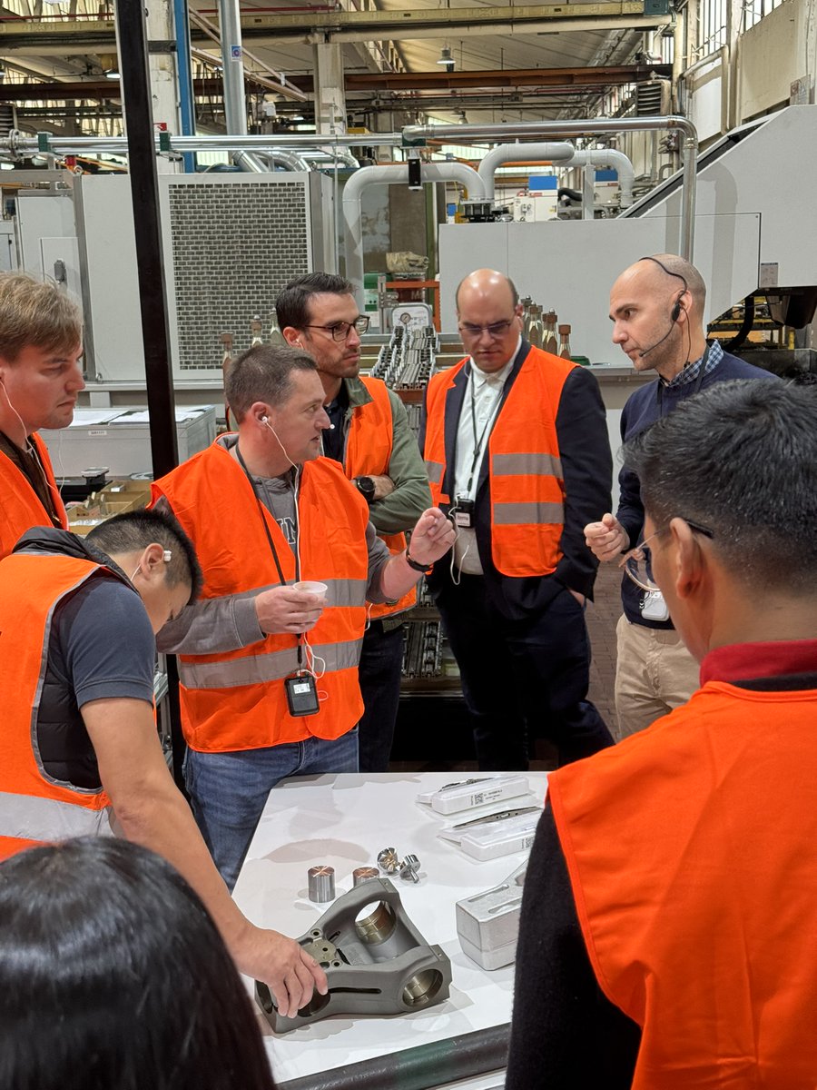 We had the pleasure of welcoming a group of EMBA students from ESSEC Business School in collaboration with POLIMI Graduate School of Management.
Together e explored the theme of industry 4.0 and how #Itema integrates advanced digital technologies into its production.
