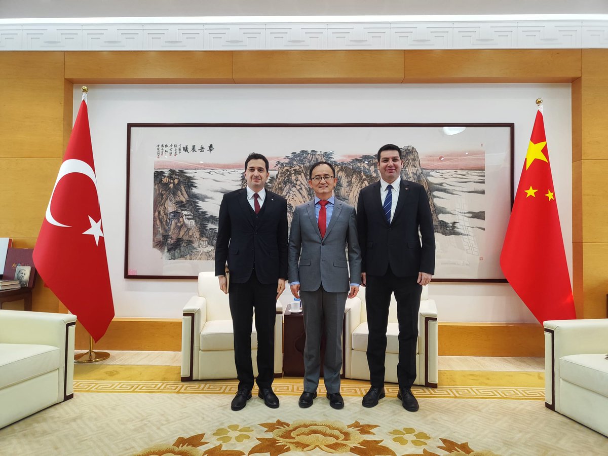 Çin Halk Cumhuriyeti'nin değerli Ankara Büyükelçisi Sn. Jiang Xuebin’in misafiri olduk. 
. 
Ülkelerimiz arasındaki stratejik beraberliği ve geniş işbirliği olanaklarını görüştük.
. 
Asya’nın iki kanadında Türkiye-Çin beraberliğinin her alanda geleceğe damga vuracağı bir döneme