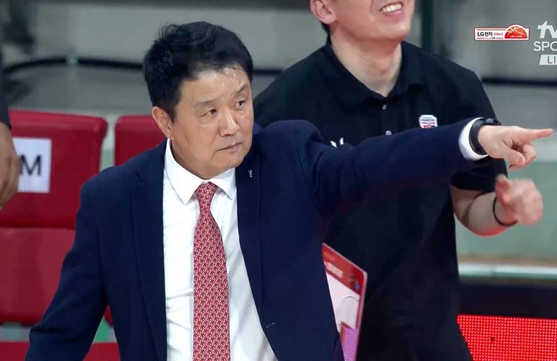 선수들도 잘하면 저 찢엇죠 하면서 감독님 가리키고 감독님도 저러고 계셔서 ㅈㄴ 웃기고 마음좋음