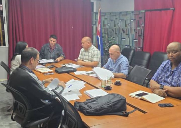 #ACINOX | "El revolucionario verdadero está guiado por grandes sentimientos de amor". Che
Sin horas para culminar nuestra jornada, analizamos y controlamos cada día el avance de las operaciones de <a href="/GAcinox/">Grupo Empresarial Aceros y sus Derivados. #ACINOX</a> y sus empresas.

<a href="/AriasEraldo/">Eraldo González Arias</a>
<a href="/LobainaP31695/">Yaniris Pérez Lobaina</a>
<a href="/LTruy22002/">Laureano Rodríguez Truy</a>
<a href="/Reiniel_ValdesA/">Reiniel Valdés Acosta</a>